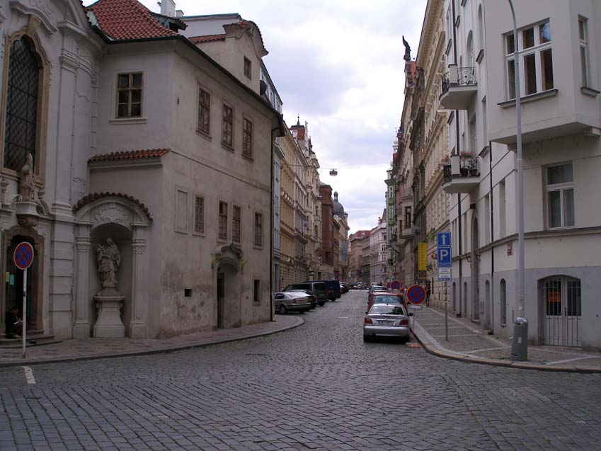 Případová studie Vojtěšská Katastrální území: Nové Město Počet domů: 24 Cíl výběru: Lokalita s vyšším podílem dětí a půdních vestaveb Obrázek 49: Vojtěšská ulice Foto: Dana Macešková Vymezení území a