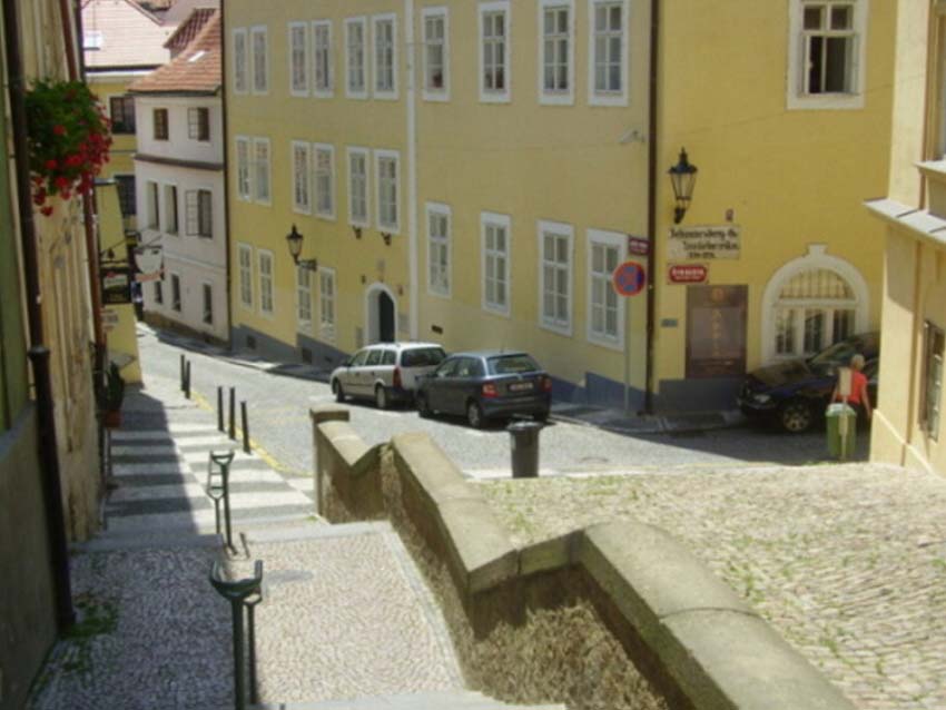 Obrázek 59: Horní část lokality Foto: Jana Jíchová Pokud se opominou návštěvníci sídla ODS a dalšího domu o kus dál, kde sídlí Bistro Films, tak jsem jich za celou dobu moc nepotkala.