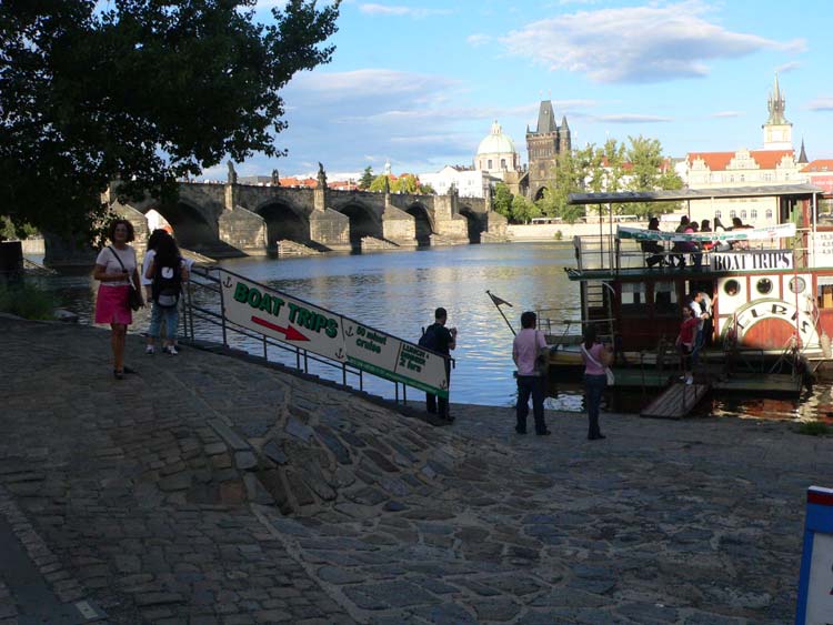 Území pod mostem by mohlo být čistější, je spíše v zanedbaném stavu. Je zde vykopaná dlažba.
