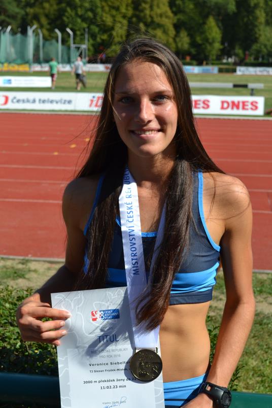 MISTŘI ČESKÉ REPUBLIKY Veronika Siebeltová Lukáš Skotnica ženy do 22 let žák 1.místo 3000 m překážek 1.