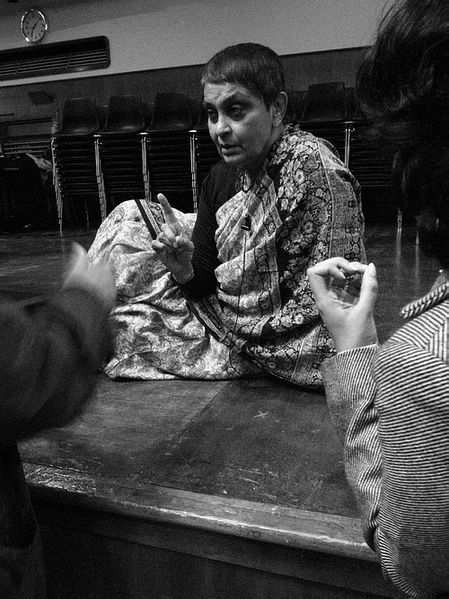 Gayatri Chakravorty Spivak (nar. 1942) katedra humanitních věd na Columbia University v NY.