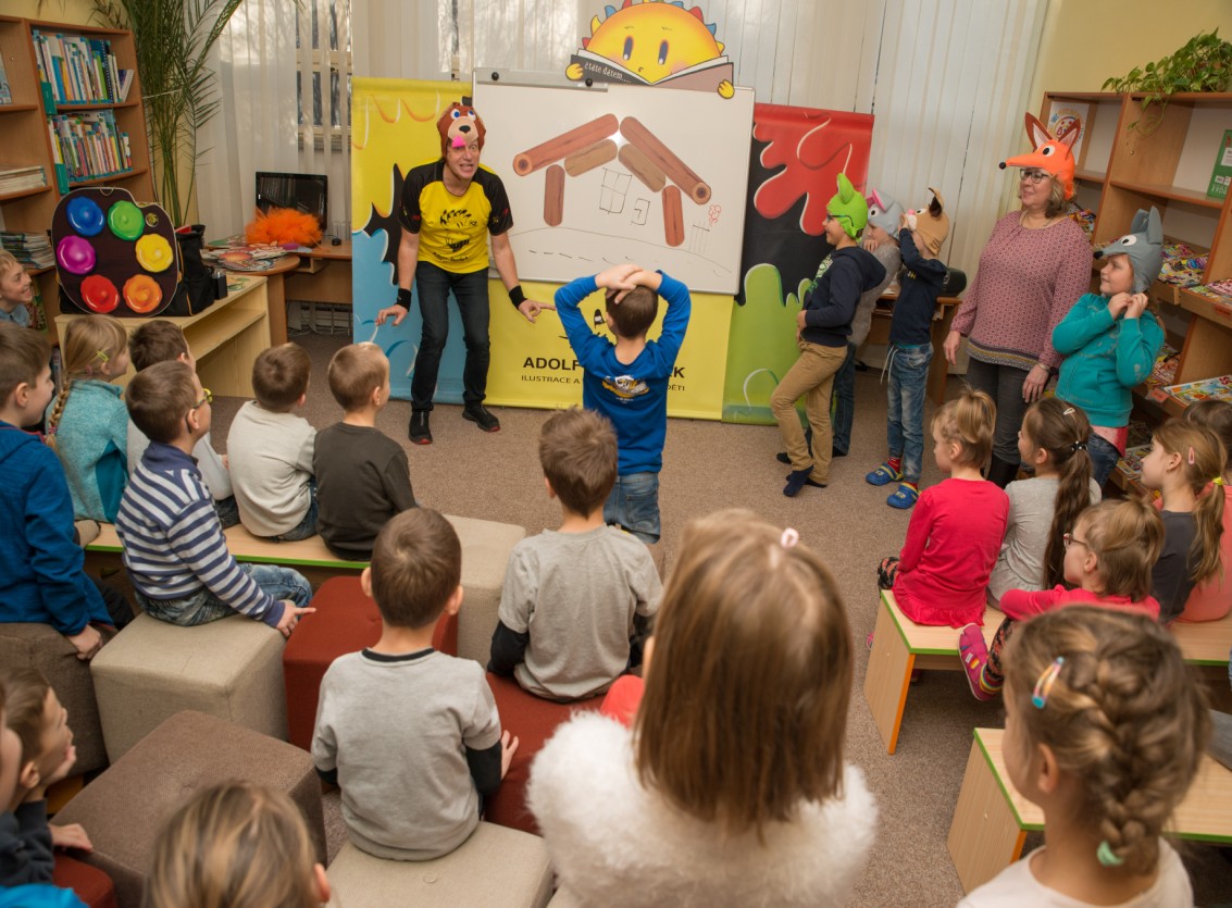 ÚNOROVÁ KNIHOVNA Od 31. ledna můžete ve vestibulu knihovny zhlédnout výstavu Hany Sittkové s názvem Spojování.
