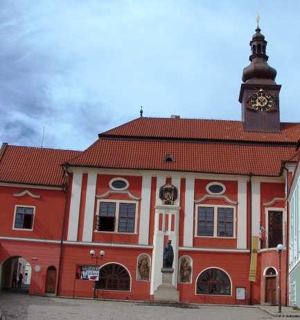 Zámek pánů z Říčan Zámek nechal vystavět pan Adam z Říčan na místě tří měšťanských domů. Původně renesanční budova byla po několika požárech přestavěna barokně.