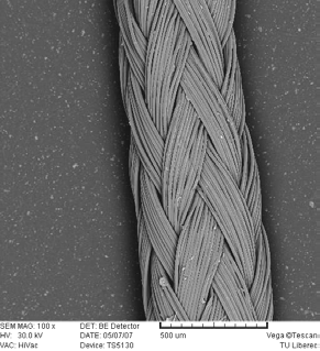 Destrukce nestabilního materiálu při příliš vysokém urychlovacím napětí Transmisní (prozařovací) elektronový mikroskop Transmission electron microscope (TEM) SEM TEM Zrychlený, usměrněný proud