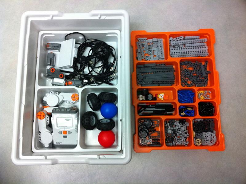 1 LEGO MINDSTORMS NXT Všechna připojitelná vstupní a výstupní zařízení jsou s řídící jednotkou NXT propojena pomocí speciálních šestipramenných vodičů. Vodiče se od sebe liší pouze svojí délkou.