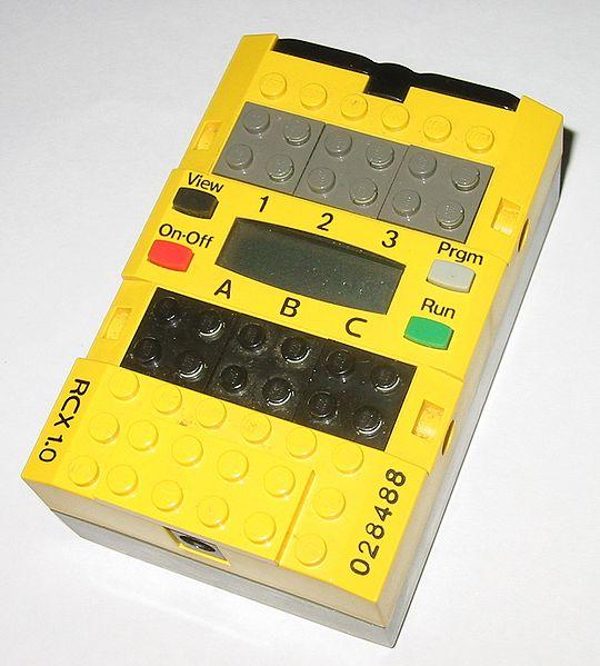 1 LEGO MINDSTORMS NXT programovatelných kostek. Poslední z nich se jmenovala MIT Programmable Brick. Nebyla ovšem uvolněna do komerčního prodeje.
