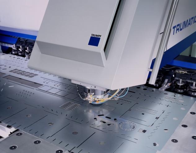 Vysekávání [27], [44] Obr. 8 Vysekávání [7] Vysekávání (obr. 8) je velmi produktivní technologií podobnou stříhání.