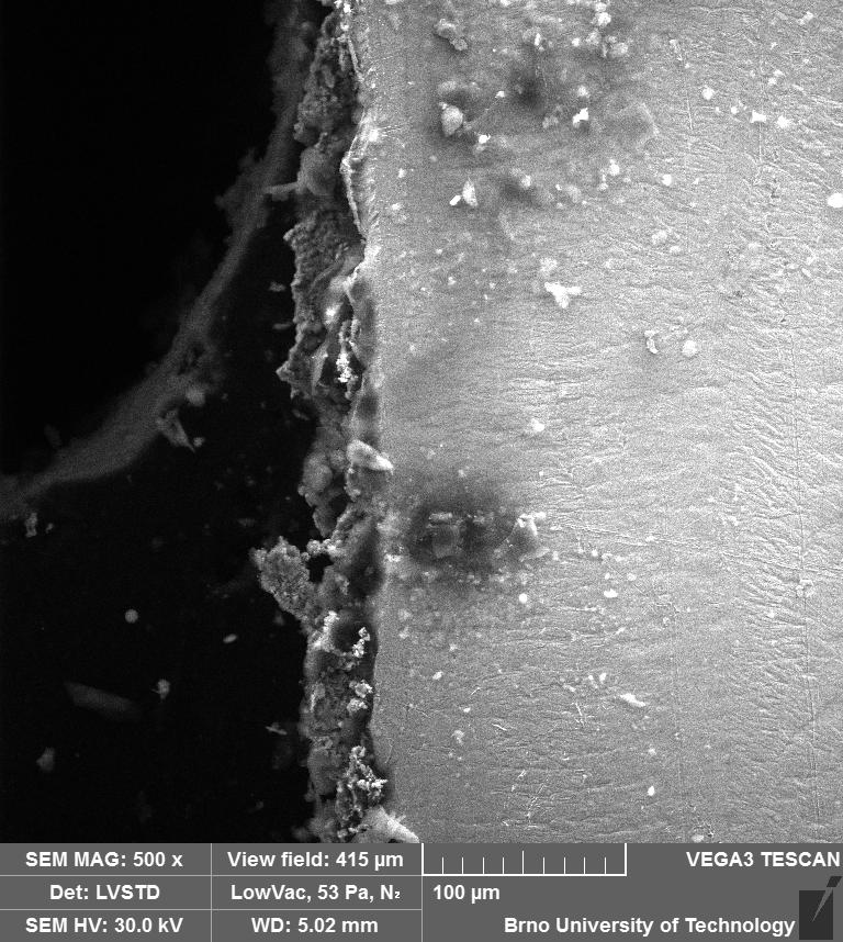 7.4 Měření velikosti signálu na tlaku dusíku v komoře vzorku Třetí experiment bylo měření závisloti velikosti signálu na tlaku v komoře vzorku v atmosféře dusíku při dvou různých urychlovacích