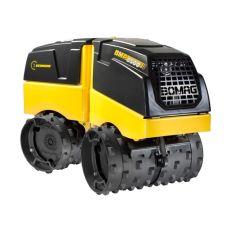 WACKER Vibrační pěch benzínový Počet vibrací 700/min. Hmotnost pěchu cca 70 kg. Hutnící hloubka 40 70 cm. Výborný pomocník při hutnění zásypů výkopů apod. Depozit 7.