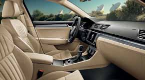 Style Interiér Style čierny, dekor Dark Brushed, kožené čalúnenie Alcantara. Interiér Style čierny, dekor Dark Brushed, kožené čalúnenie. Interiér Style čierny, dekor Dark Brushed, čalúnenie z perforovanej kože.