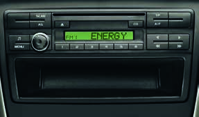 Rádio Swing: model s CD mechanikou umožňujúcou prehrávanie hudobných CD a zvukových súborov vo formáte MP3 a WMA, výstupný výkon 4x 20 W, digitálny signálový procesor s ekvalizérom (1Z0 035 035)