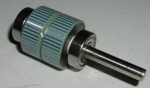 3 KROKOVÝ MOTOR Krokový motor je motor, který koná nespojitý pohyb po jednotlivých krocích, úsecích. Velikost tohoto kroku souvisí s počtem pólů krokového motoru.