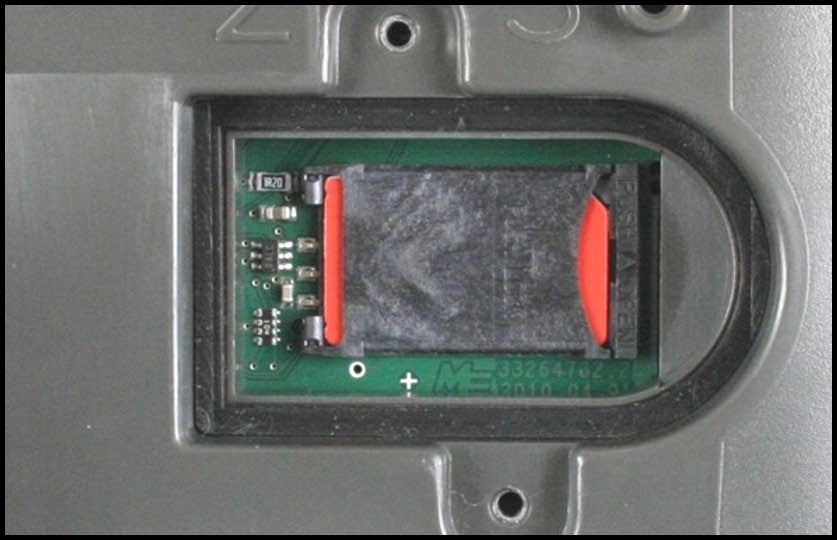 Montáž a instalace Připojení tiskárny ISO k terminálu 4 Držák na kartu se odblokuje: 4. nadzvedněte držák na kartu. Držák na kartu lze nadzvednout na pravé straně, kde je plášť terminálu zaoblený.