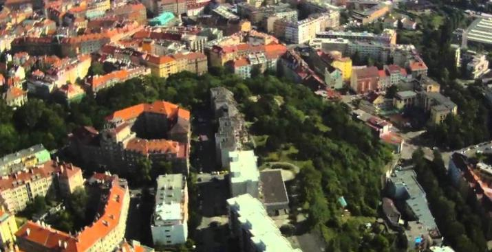 d) Popis Budovy Budova prošla generální rekonstrukcí v letech 1992 a 2000. Druhá rekonstrukce zahrnovala zhotovení dvorní přístavby. Budova má čtyři nadzemní a jedno podzemní podlaží. Na pozemku parc.