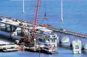 Obr. 8 Viadukt Linn Cove v národním parku v Severní Karolíně (1982) Obr. 11 Viadukt H-3 Windward na Havaji (1994) Obr.