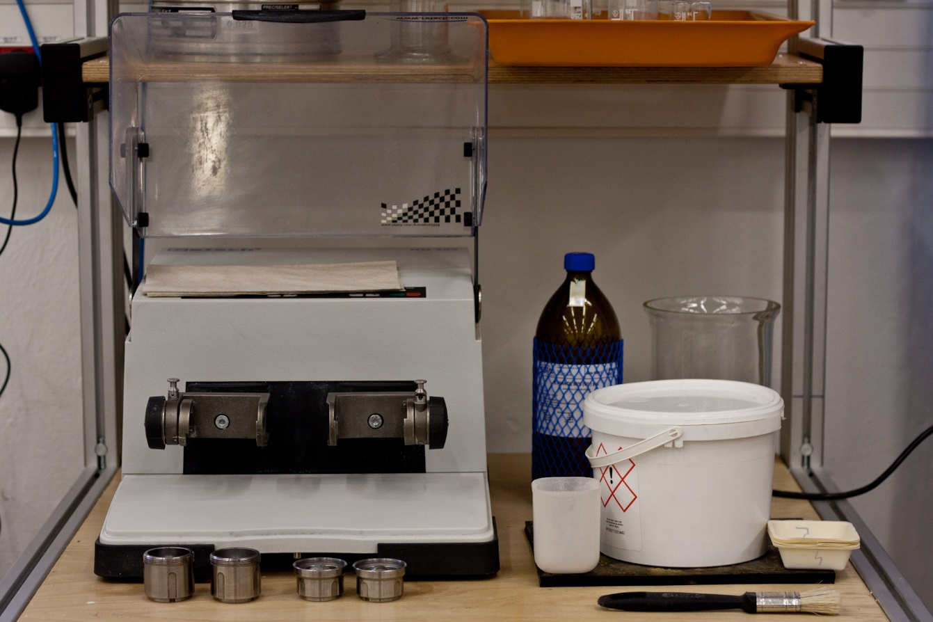 Cíl práce Cílem této práce je určení kinetiky mletí v závislosti na daném materiálu a procesních parametrech. Materiál i nastavení mlýnu bude k dispozici u laboratorní stanice.