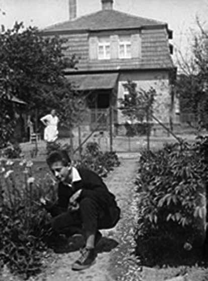 Mezi námi Pavel Steindler s manželkou Ájou Vrzáňovou (dole uprostřed) v jednom ze svých podniků. Mezi personálem je i jeho syn, v horní řadě druhý zleva.