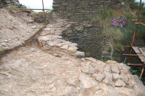 Renata TišerováŚ Archeologie na Bezdězu 104 105 Renata TišerováŚ Archeologie na Bezdězu Obr. 3: Manský palác, odhalená koruna zdiva schodišťové věže. Foto Renata Tišerová.