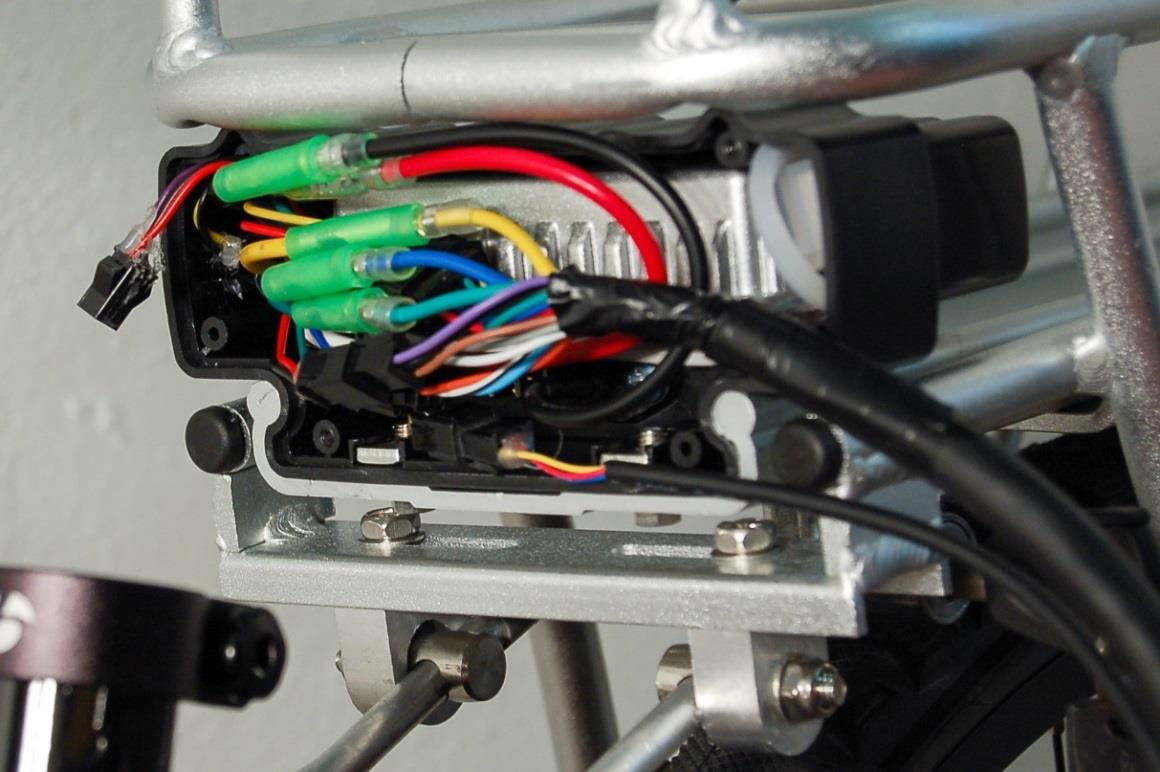 Provlékněte kabeláž řídicí jednotky a kabel od čidla cyklopočítače krytem řídicí