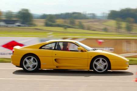 A) Mení pilotní Srovnání zrychlení vozidel 0-100 km/h: Brisk RS