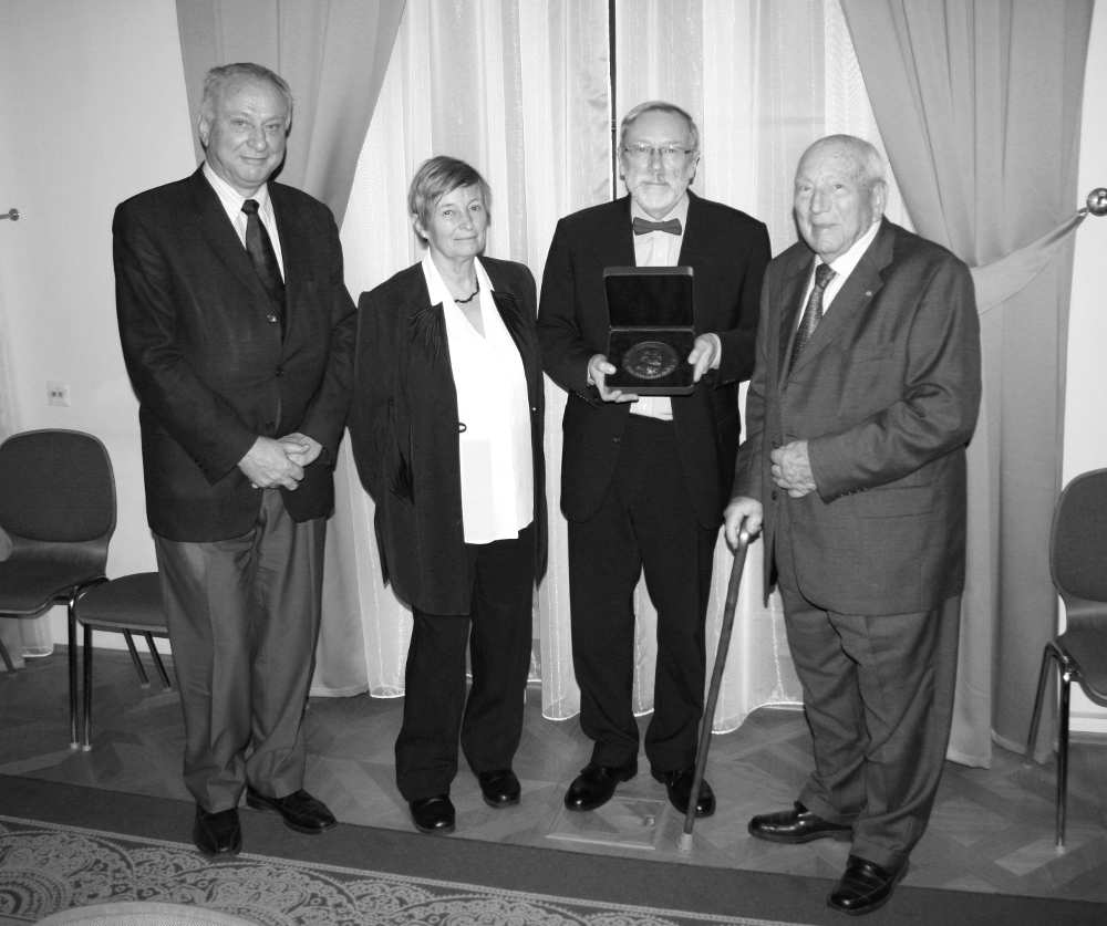 Zleva: předseda České astronomické společnosti Ing. Jan Vondrák, DrSc., dr. h. c., bývalá předsedkyně ČAS RNDr. Eva Marková, CSc., laureát Nušlovy ceny ČAS prof. RNDr. Petr Heinzel, DrSc.