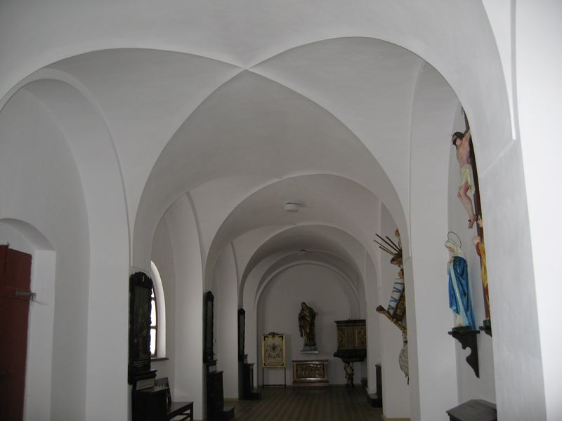 čtyři roky, 21. 8. 1700, byl do kostela přenesen milostný obraz a kostel posvěcen. Podle přání zakladatele Tobiáše Jana Beckera se od toho dne začala Lysá hora nazývat Horou Matky Boží.