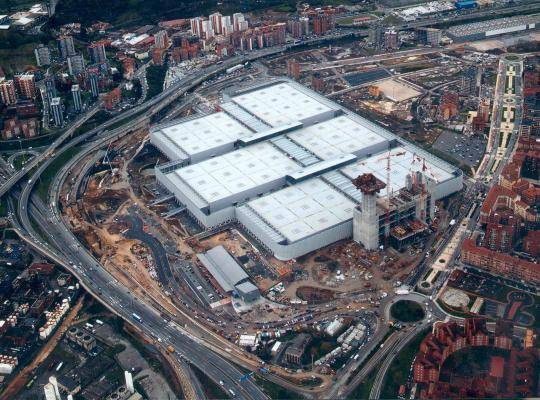 Případová studie: Bilbao Exhibition Centre, Španělsko BEC je nové výstavní centrum v Bilbau ve Španělsku. Výstavní centrum má v 6 halách celkovou podlahovou plochu 117 000 čtverečních metrů.