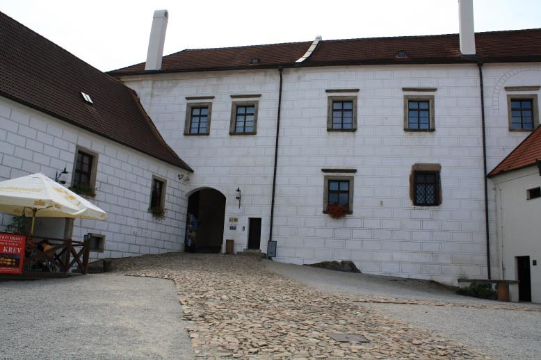 Obrázek 28 Parkoviště Obrázek 29 Cesta z parkoviště k zámku Obrázek 30 Povrch cesty