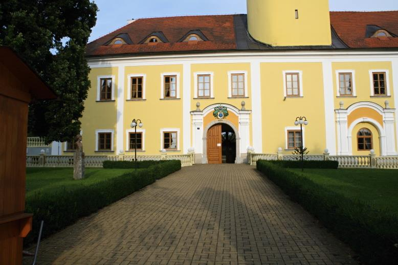 4.5.10 Stráž nad Nežárkou Historie Strážní hrad, který zámku Stráž nad Nežárkou předcházel, byl vybudován ve druhé polovině 13. století, po ničivém požáru v 17.