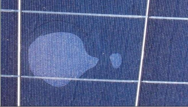 3. Stárnutí FV panelů Defekty solárních článků vznikají již při samotné výrobě křemíku, při následném technologickém procesu výroby článku, nebo v průběhu života článku samotnou degradací fotovodivé