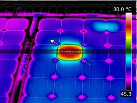Obr. 6. bypass dioda 3.3 Horká místa Velmi častým defektem fotovoltaických panelů je vznik horkých míst, tzv. hot spots.
