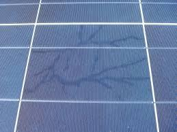 3.4 Šnečí cestičky (Snailtrails) Jedná se o poruchu, kdy se na povrchu fotovoltaických článků, pod krycím sklem a laminační vrstvou začnou objevovat změny zabarvení vypadající jako náhodné, až 1 cm