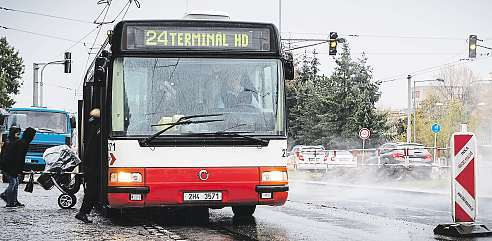 2 27. října 2016 Hradecko ajičínsko Na Dušičky vyjede víc autobusů HRADEC KRÁLOVÉ Městská pohřebiště vhradci Králové kvůli blížícím se Dušičkám prodloužila otevírací dobu.