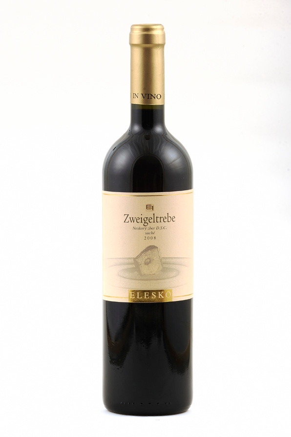 Červené vína vyzrievané v barikových sudoch Zweigeltrebe 2008, neskorý zber, barrique, Typická tmavo-rubínová farba je umocnená vyzrievaním v dubových a barikových sudoch.