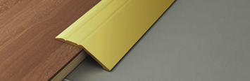 Profily pro podlahy o rozdílné výšce Prolevel 57/ a 357/ jsou řadou profilů z hliníku a mosazi, které odstraňují schodek 12 mm mezi podlahami.