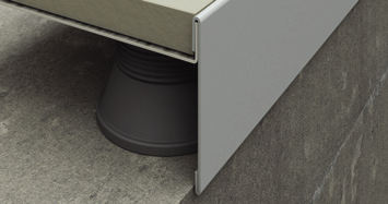 Profily pro balkóny a terasy Protec CPLV jsou obvodové profily pro ochranu a ukončení vnější hrany navýšené podlahy. Dostupné v lakovaném hliníku RAL 7038 se skládají z již děrované základny CPLB.