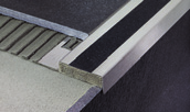 profily pro schody Prostep SI je profil z nerez ocel, který se instaluje ve fázi pokládky keramiky nebo mramoru.