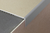 profily pro schody Prostep SA a SB je profil z PVC s hliníkovou základnou, který s instaluje ve fázi pokládky keramiky nebo kamene.