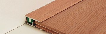 Profily pro dřevěné a laminátové podlahy Profily S/9, S/15 a P/1 jsou obvodové profily pro podlahy. Využívají se jako dilatace pro dřevěné nebo laminátové podlahy o tloušťkách od 6,5 do 22,6 mm.