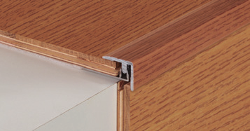 Profily pro dřevěné a laminátové podlahy Profil G/1 je schodový profil. Využívá se jako dilatace pro dřevěné nebo laminátové podlahy o tloušťkách od 6,5 do 15 mm.