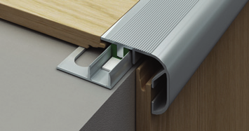 Profily pro dřevěné a laminátové podlahy Profil G/7 je schodový profil. Je vhodný pro lepené podlahy od 8 do 10,5 mm. Instaluje se na základnu a to na klipy TU/6 a to podle výšky podlahy.