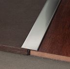 Profily pro podlahy o stejné výšce Projoint T je řada profilů pro využití jako dilatace, ochrana a dekorace mezi podlahy o stejné výšce z různých materiálů jako mramor, keramika, žula, parkety.