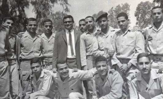 V obleku vidíme Ing. Jaroslava Rajlicha na pracovišti katedry obrábění. Po jeho pravé ruce se nachází Ing. Bohuslav Ošťádal, který na MTC působil v letech 1965 až 1966.