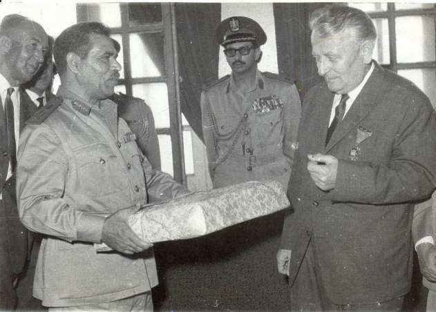 Při příležitosti návštěvy MTC předává velitel školy genpor. M. I. H. Selim dar československému prezidentovi Antonínu Novotnému.