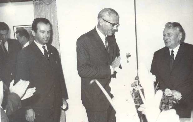 Československý velvyslanec v Egyptě Mečislav Jablonský dne 13. listopadu 1966 vítá prezidenta Antonína Novotného.