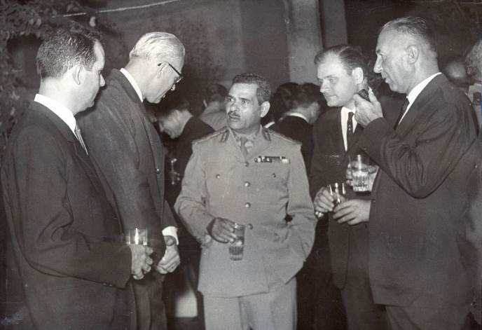 Momentka z recepce ke Dni ČSLA z 6. října 1966. Zleva pplk.