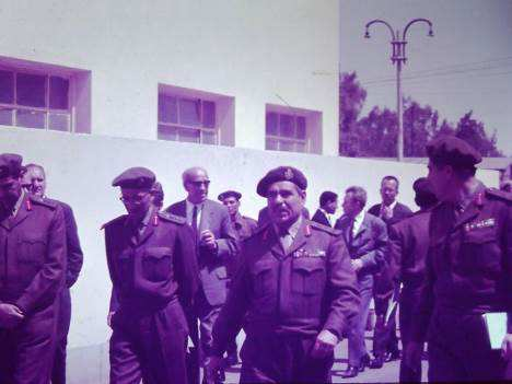Českoslovenští experti na přehlídce k zahájení semestru roku 1968. V první řadě zprava sedí Josef Vlasák, Luděk Anděra a Miloš Nečesánek.