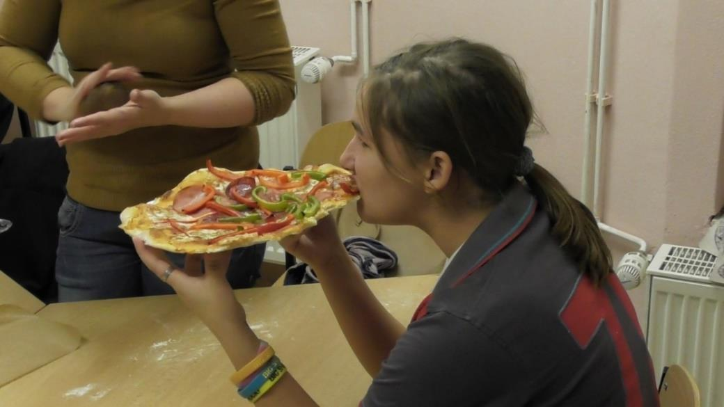 Recepty na perníčky a pizzu Perníčky: Na perníčky potřebujeme: 500g hladké mouky, 200g moučkového cukru, 5 lžic medu, 100g Hery, 2 vejce, 2 lžíce kakaa, 2 lžičky perníkového koření, lžička sody,
