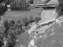 Struktura upravenosti toku Velice důleţitý parametr Dlouhé kompaktní upravené úseky působí zrychlení proudění a při přechodu do neupravených úseků, V místech zákrutů či meandrů dochází ke koncentraci