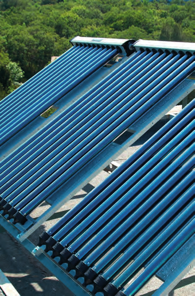 Solárne termálne technológie 11 Solárne termálne technológie Solárne systémy na ohrev vody sa vyznačujú vysokou kvalitou (až 10 ročná záruka) a najčastejšie sa používajú na ohrev úžitkovej vody.